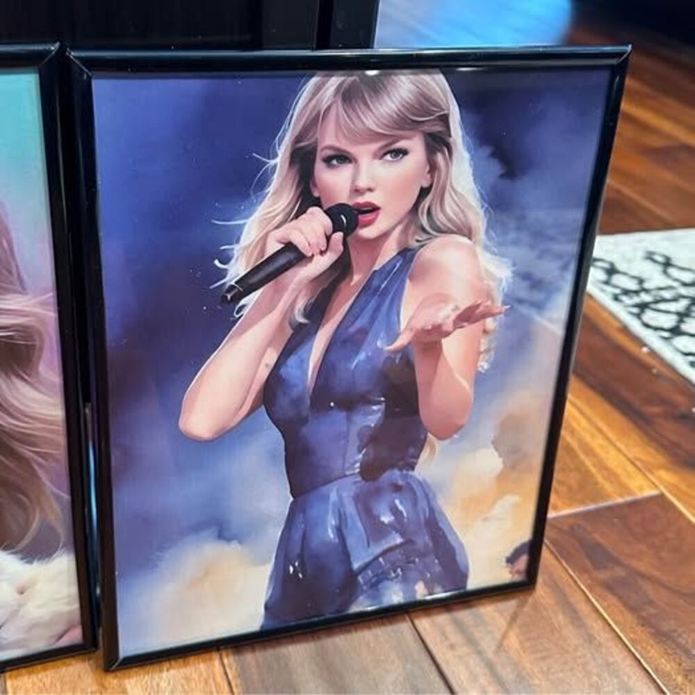 Taylor Swift Picture Lot Set of 5 - Picture 5 of 7